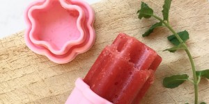 Beitragsbild des Blogbeitrags So schmeckt der Sommer: Erdbeereis selbstgemacht | Rezept 