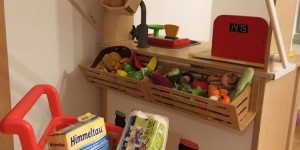 Beitragsbild des Blogbeitrags Ikea-Hack: So machst du aus deiner Kinderküche DUKTIG einen Kaufladen