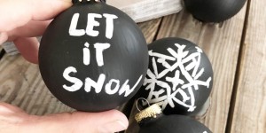 Beitragsbild des Blogbeitrags Stylische Statement- Weihnachstkugeln selber machen – cool und günstig
