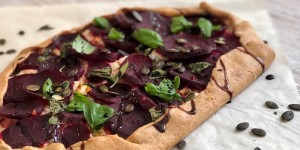 Beitragsbild des Blogbeitrags Familientisch hoch 2 – Rote Beete Galette mit Feta 