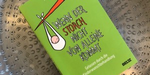 Beitragsbild des Blogbeitrags Wenn der Storch nicht von alleine kommt | Buchrezension 