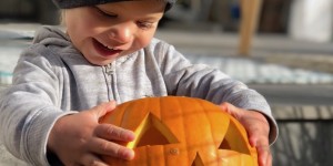 Beitragsbild des Blogbeitrags Halloween Kürbisse schnitzen ohne Abfall | Meine Tipps zur Restlverwertung