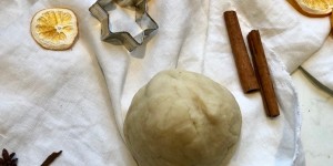 Beitragsbild des Blogbeitrags Weihnachtliche Knete selbstgemacht | DIY für den Advent