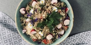 Beitragsbild des Blogbeitrags Lauwarme Sommerblüten-Bowl