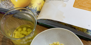 Beitragsbild des Blogbeitrags Verlockende Blüten – Selbstgemachtes aus Wiese, Feld und Garten