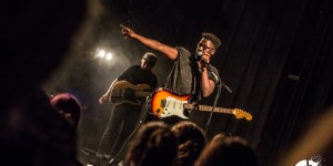 Beitragsbild des Blogbeitrags Liebeslieder im Gangsterstyle: Kelvin Jones im Posthof
