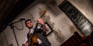 Beitragsbild des Blogbeitrags Probiers mal mit Gemütlichkeit: die qlash.at Wohnzimmersessions!