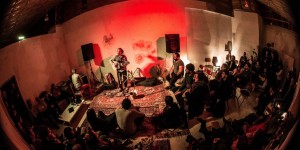 Beitragsbild des Blogbeitrags Qlash Wohnzimmerkonzert: Beda mit Palme und Frau Tomani