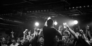 Beitragsbild des Blogbeitrags Es schepperte im Gebüsch: MC Bomber im Flex 