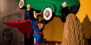 Beitragsbild des Blogbeitrags The Art Of The Brick-Künstler NATHAN SAWAYA: „Zweifel sind Teil des Jobs“