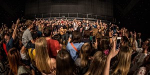 Beitragsbild des Blogbeitrags Josh.: noch immer zwischen Mädchen und Farben 