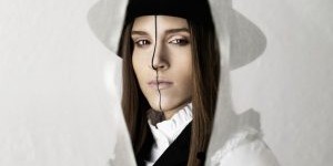 Beitragsbild des Blogbeitrags „Musik kann auch ohne Wörter berühren“: KINGA GLYK über die Liebe zum Bass 