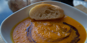 Beitragsbild des Blogbeitrags Dirty Vegan – Kürbiscremesuppe aus dem Ofen