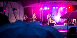 Beitragsbild des Blogbeitrags Ohne Taucherbrille, aber mit viel Regen – Acoustic Qlash #1