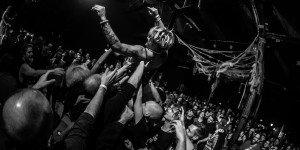 Beitragsbild des Blogbeitrags SBÄMOWEEN: Von Bier, Punks und Zombies