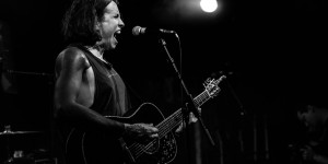 Beitragsbild des Blogbeitrags LAURA JANE GRACE: Mit Herz und Hirn gegen den Jetlag (und die Sauna)