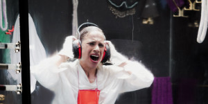 Beitragsbild des Blogbeitrags Girl in the box: IDIOTA bei den WIENER FESTWOCHEN