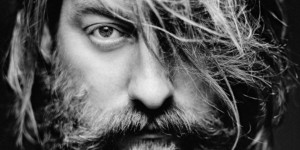Beitragsbild des Blogbeitrags „Melancholie ist die Hauptemotion des Menschen“: JOEP BEVING im Interview