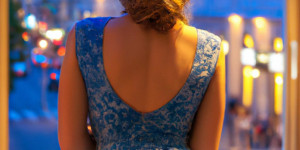 Beitragsbild des Blogbeitrags Alena Schröder: Junge Frau, am Fenster stehend, Abendlicht, blaues Kleid