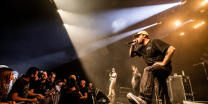 Beitragsbild des Blogbeitrags Stick To Your Guns: Endlich wieder Crowdsurfing am Hafen