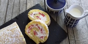 Beitragsbild des Blogbeitrags Erdbeerroulade