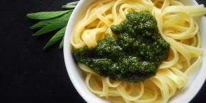 Beitragsbild des Blogbeitrags Salbeipesto mit Bandnudeln 