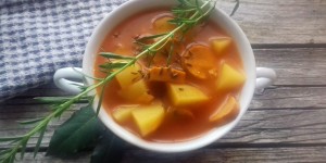 Beitragsbild des Blogbeitrags veganes Würstelgulasch 