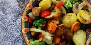 Beitragsbild des Blogbeitrags Gemüsepfanne mit veganer Bratwurst 