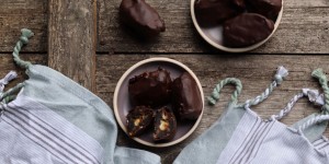 Beitragsbild des Blogbeitrags Schokodatteln mit Cashewmus