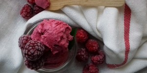 Beitragsbild des Blogbeitrags Himbeer-Bananeneis 