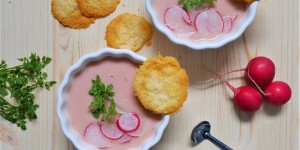 Beitragsbild des Blogbeitrags Radieschensuppe mit Parmesancracker 