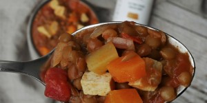 Beitragsbild des Blogbeitrags rotes Linsencurry mit Tofu