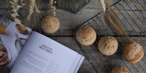 Beitragsbild des Blogbeitrags BROT BACKEN MIT CHRISTINA: schnelle Mini-Brote