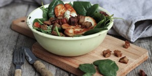 Beitragsbild des Blogbeitrags Spinatsalat mit Halloumi