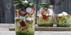 Beitragsbild des Blogbeitrags saisonaler Salat im Glas mit Spargel 