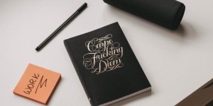 Beitragsbild des Blogbeitrags „Arbeit nervt!“ Die kritischsten Songs zum Thema Arbeit