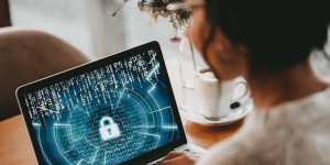 Beitragsbild des Blogbeitrags „Mitarbeiter:innen müssen zum Schutz vor Cyberangriffen geschult werden!“