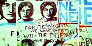 Beitragsbild des Blogbeitrags EASY ON A SUNDAY: Happy sisters bei John Lennon in Prag