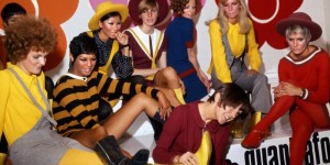 Beitragsbild des Blogbeitrags MARY QUANT AUSSTELLUNG IN LONDON und mein sentimentales Fashion-Herz schlägt Purzelbäume vor Entzücken 