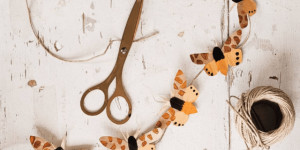 Beitragsbild des Blogbeitrags Schmetterlingsgirlande aus Packpapier und Farnen