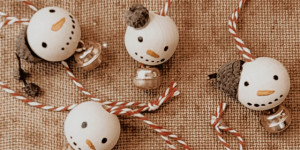 Beitragsbild des Blogbeitrags Einfache Schneemann-Anhänger für den Christbaum