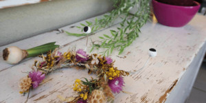 Beitragsbild des Blogbeitrags So bindest du einen einzigartigen Monster-Haarreifen mit Trockenblumen 