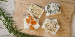 Beitragsbild des Blogbeitrags Kreative Zeit mit den Kleinen: Selbstgemachte Seifen mit Bio Shea Butter, ätherischen Ölen und Trockenblumen