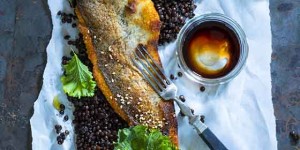 Beitragsbild des Blogbeitrags Schwarze Linsen mit Forellenfilet – edle Kombi