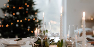 Beitragsbild des Blogbeitrags {xmas} festlich-elegante Tischdeko für Weihnachten in Grün und Gold 