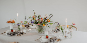 Beitragsbild des Blogbeitrags {interior} Profi Tipps für die richtige Blumenpflege & Tischdeko Idee mit Frühlinsgblumen 