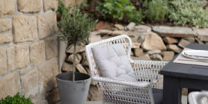 Beitragsbild des Blogbeitrags {diy} Alten Gartentisch aus Holz entgrauen und streichen