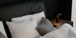Beitragsbild des Blogbeitrags {living} John-John Bed von Poltrona Frau – wohnsinniges Schlafzimmer Makeover mit Studio Green von Farrow & Ball