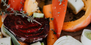 Beitragsbild des Blogbeitrags {food} Winterliches Ofengemüse mit cremiger Polenta