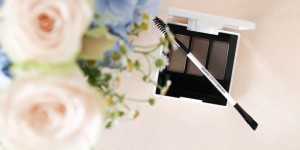 Beitragsbild des Blogbeitrags 1,2,3 vorbei: Augenbrauenstyling mit andmetics Kaltwachsstreifen